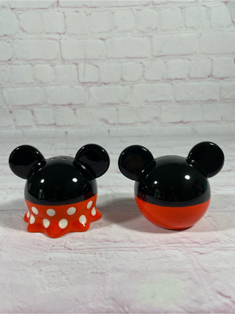 Disney Mickey Mouse and Minnie Mouse Ceramic Salt and Pepper Shaker Pair - Picture 3 of 6
